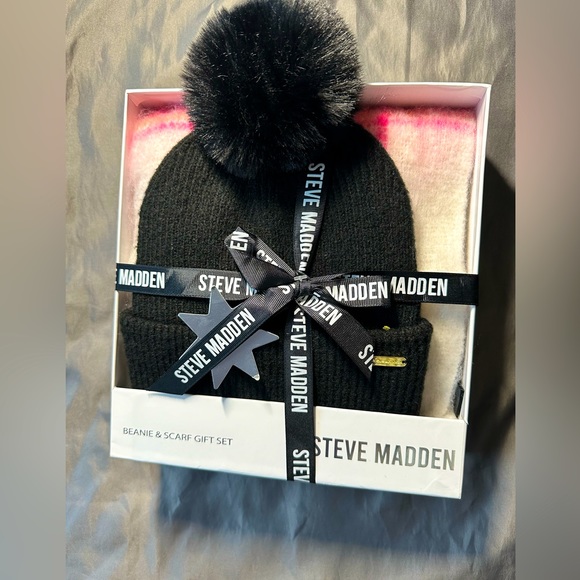 Steve Madden Accessories - Steve Madden Bennie and Scarf Gift Set